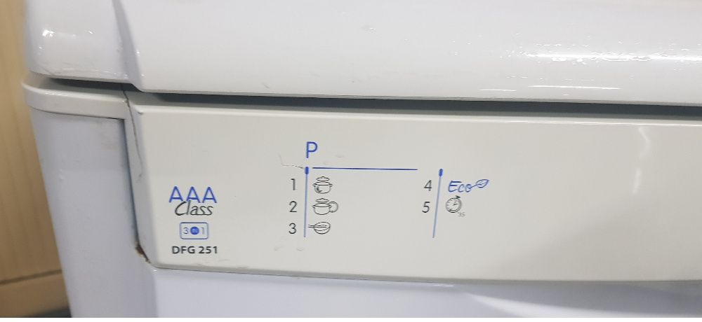 Máquina loiça Indesit DFG251