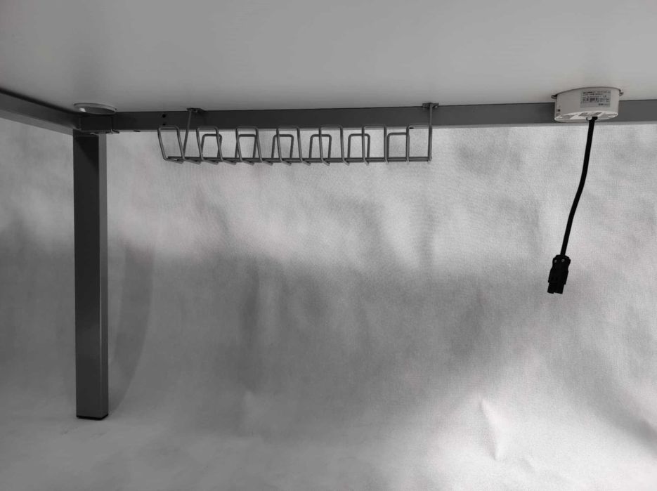 Biurko biurowe / komputerowe 160x80 cm – białe, metalowe nogi, używane
