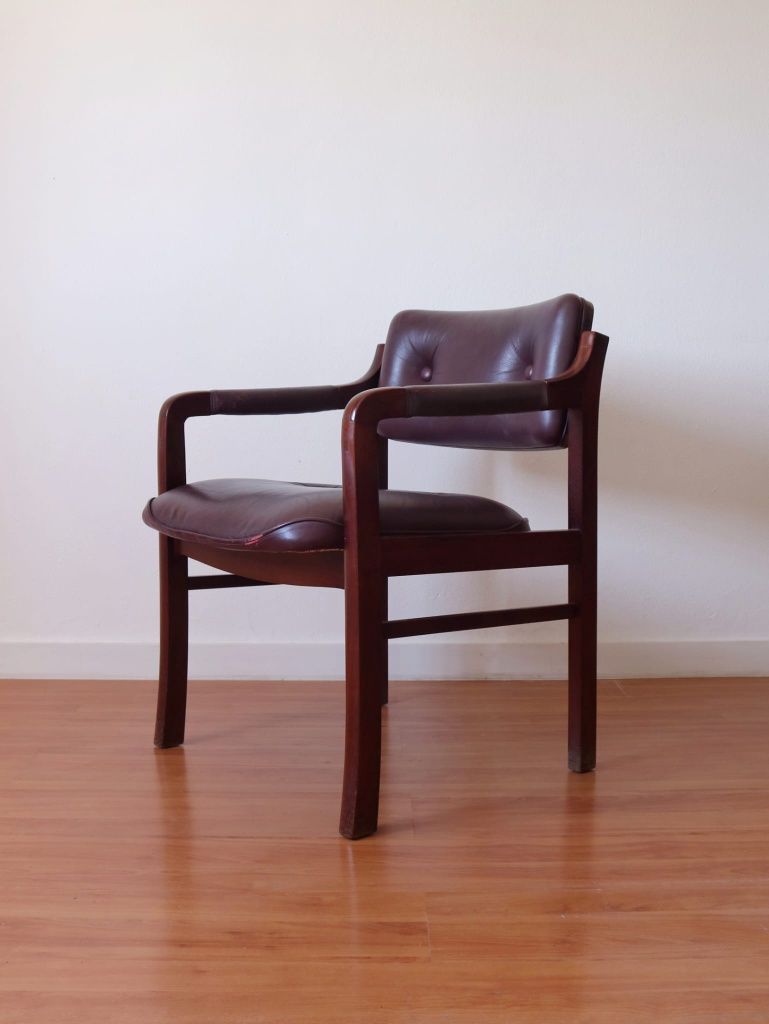 Mesa e cadeirões FOC /  FOC set of table and armchairs
