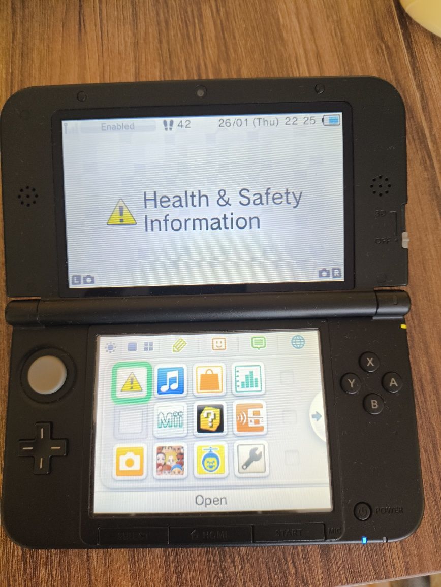 Nintendo 3DS XL plus kabelek do ładowania