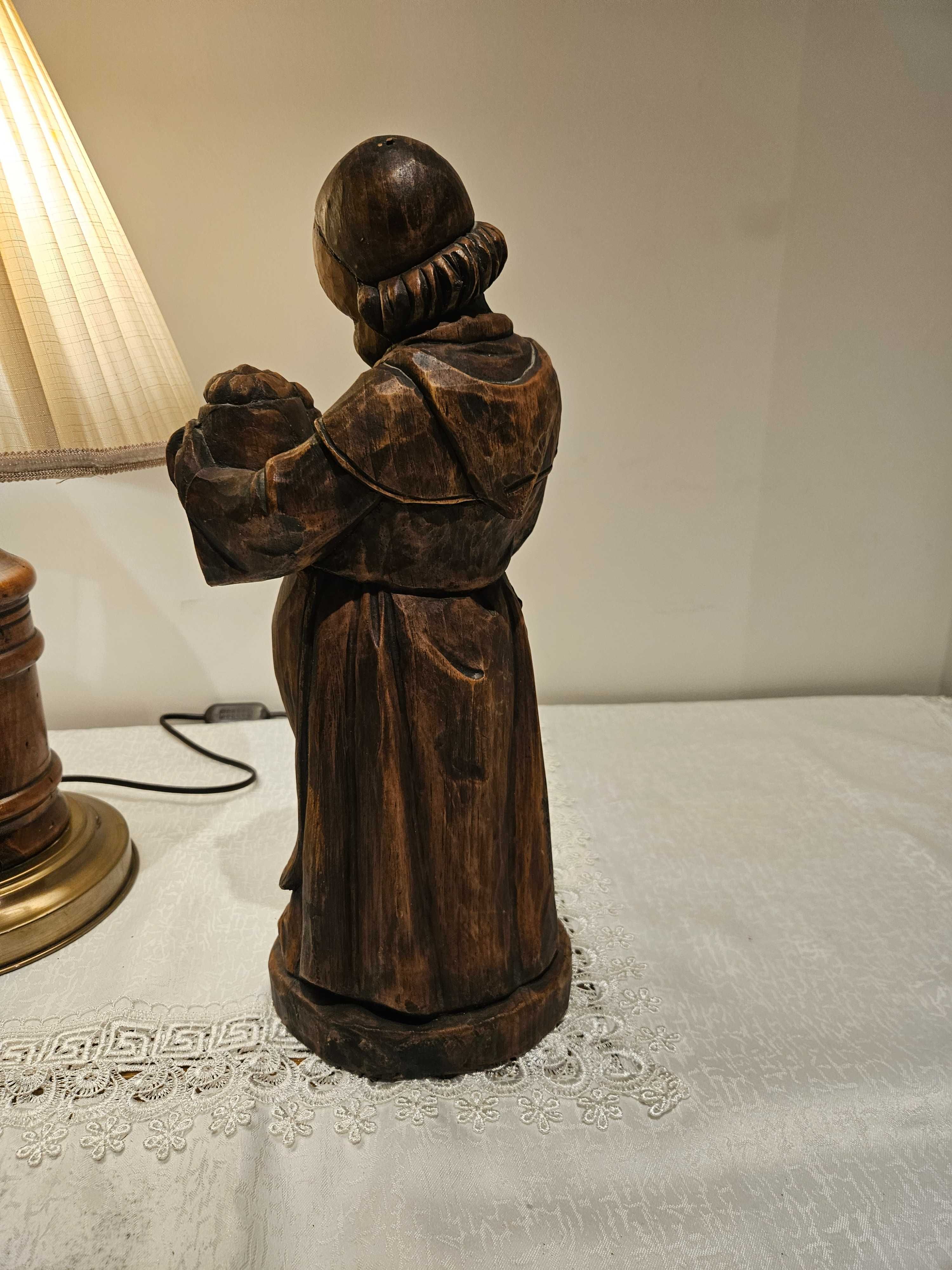 Stara piękna ręcznie wykonana drewniana figurka mnicha z kuflem piwa