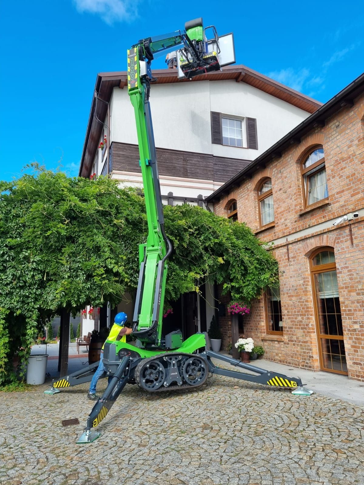 Podnośnik koszowy Zwyżka 28 m / 22m i 19 m. na gąsienicach