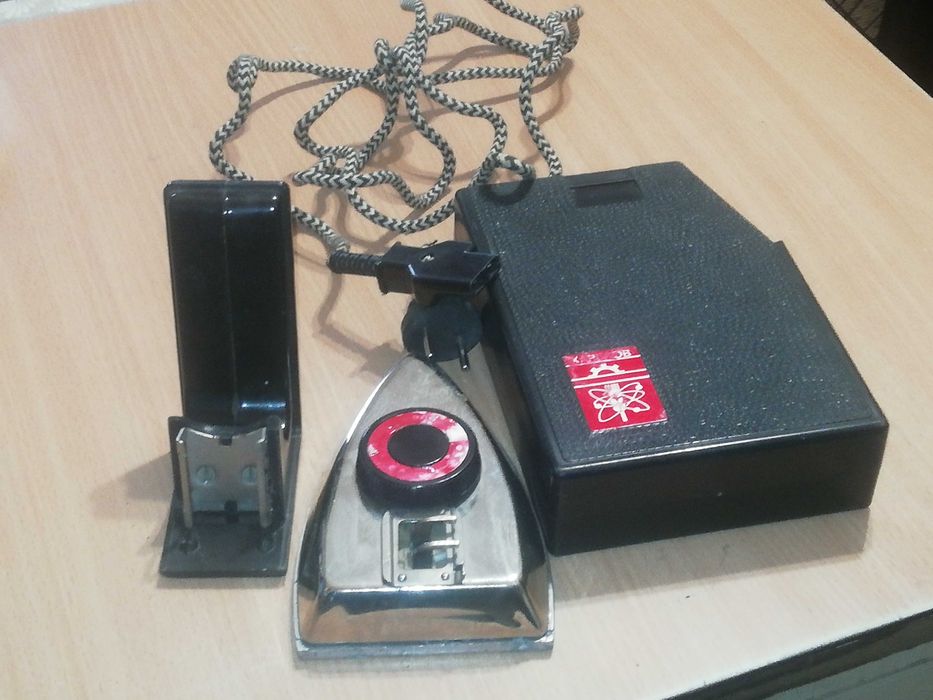 Stare turystyczne składane żelazko PRL       S