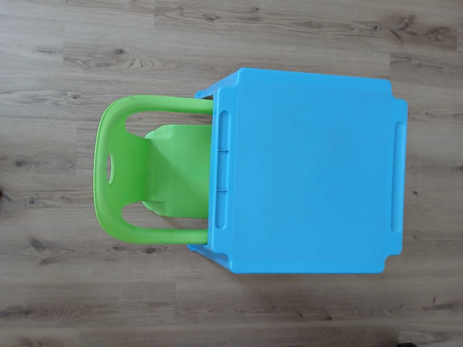 Mesa com uma cadeira infantil