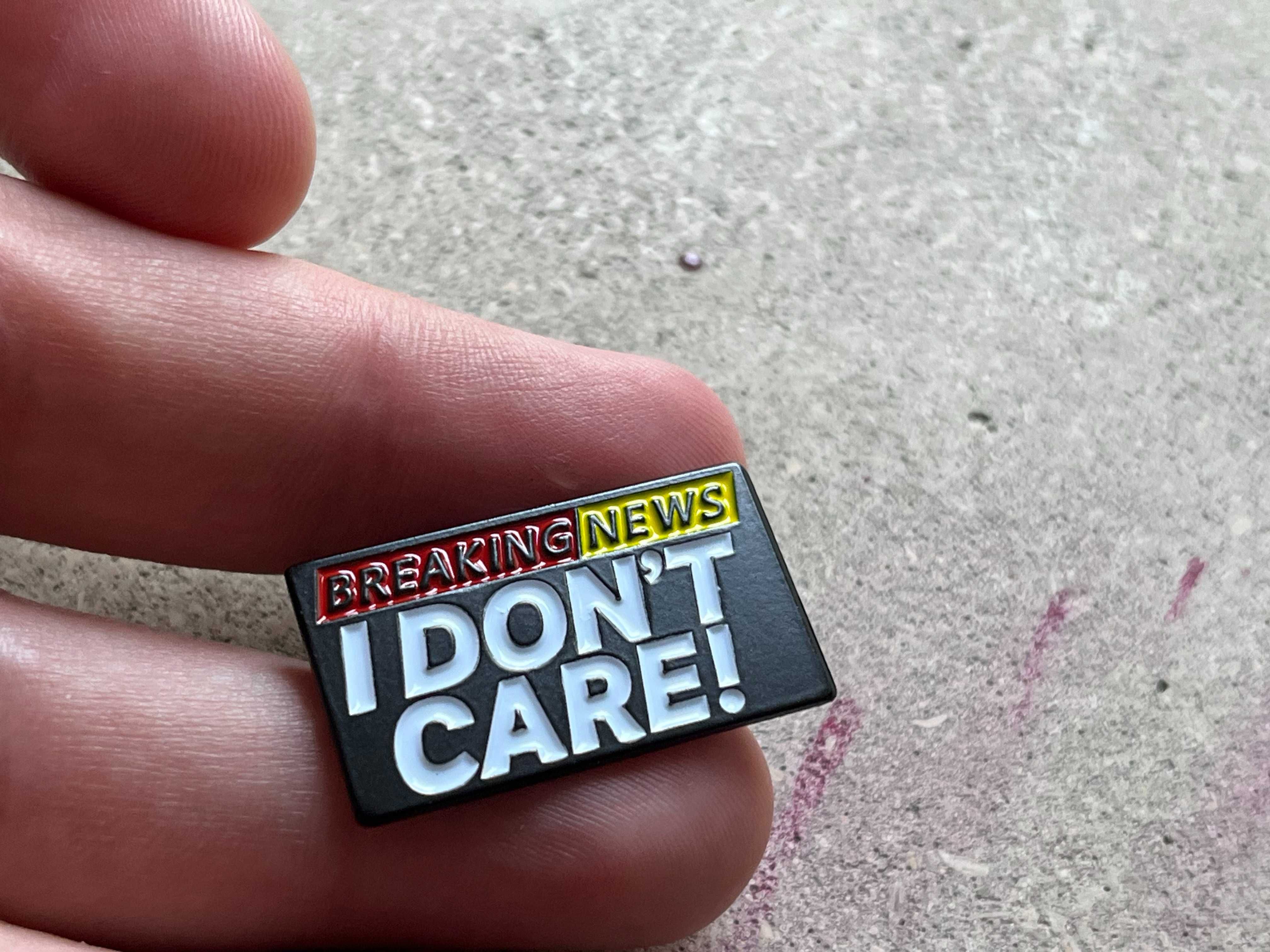 Pin Estilo "Breaking News: I Don't Care" - Novo, Selado
