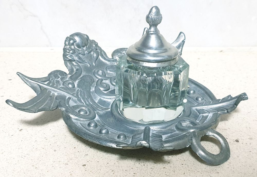 Raro antigo tinteiro em estanho com motivo de dragões