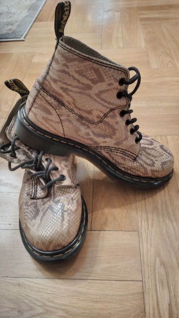 Buty  glany Dr. Martens python