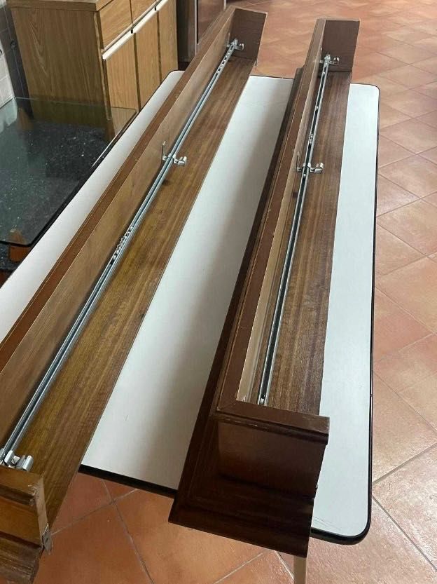 Varias sanefas de madeira macica com suporte para cortinados