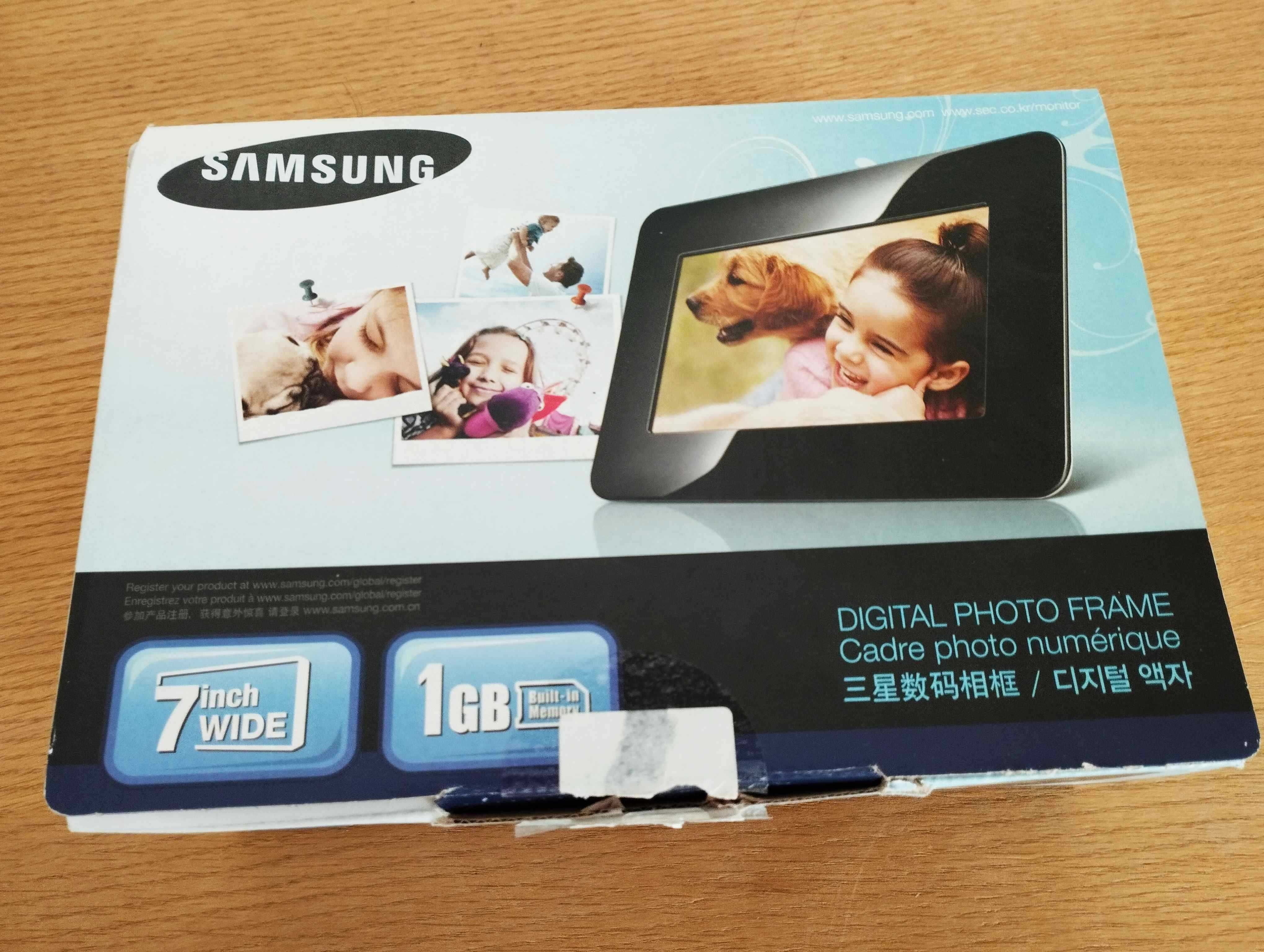 SAMSUNG Digital Photo Frame SPF-71E