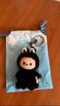 Labubu - Pin for love - R (Preto)