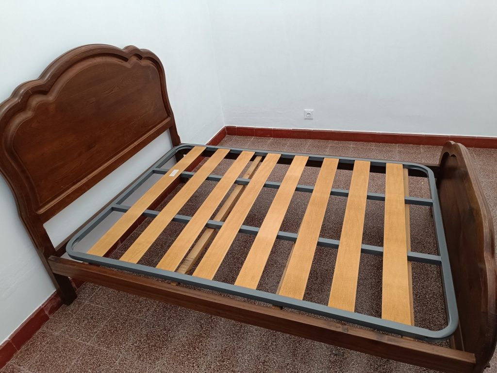 Vende-se cama de madeira de corpo e meio