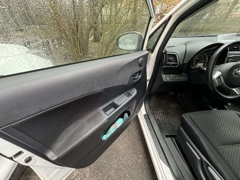 Toyota Versa S 2011 рік