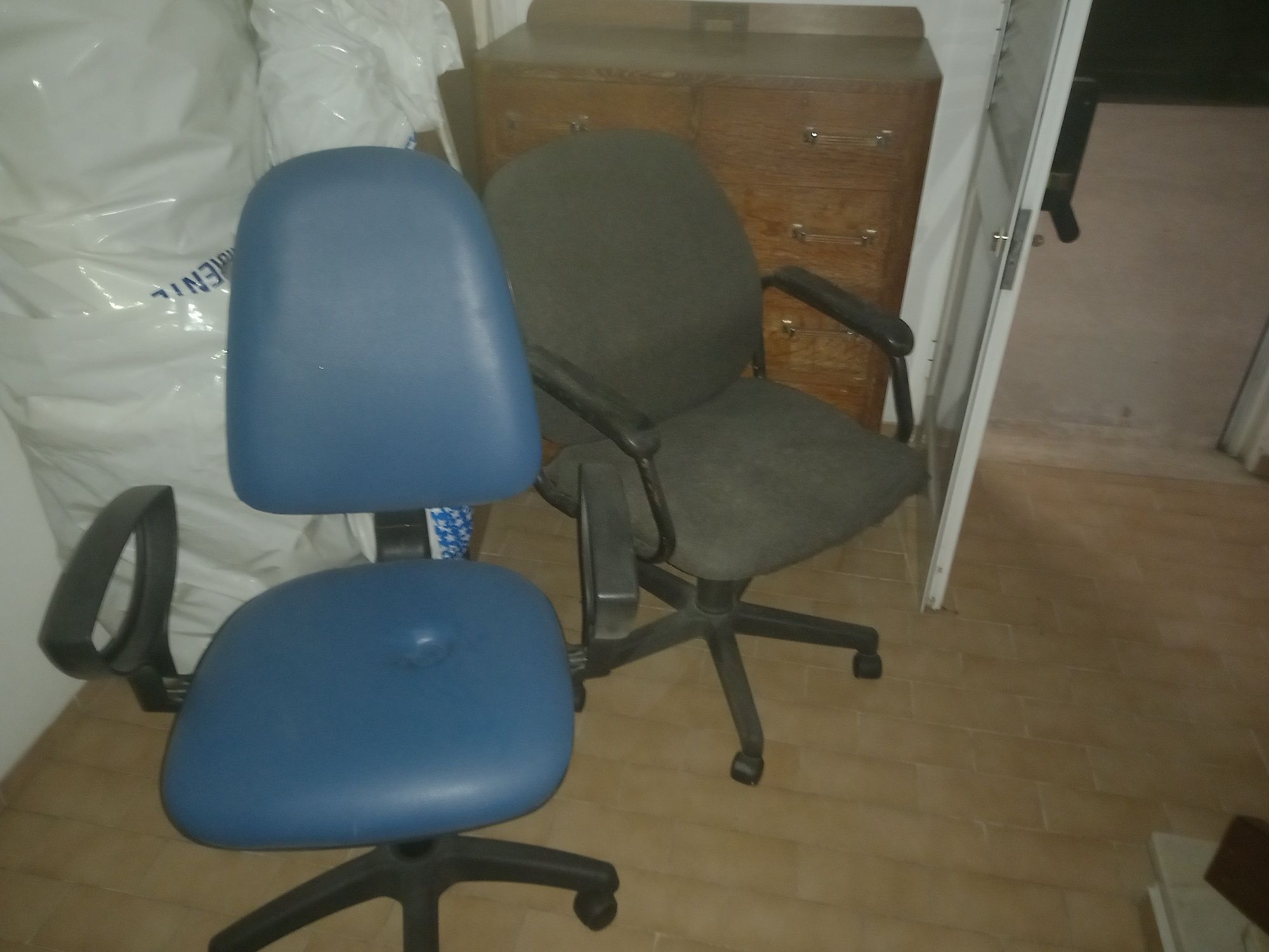 Cómoda retro com 2 cadeiras escritório