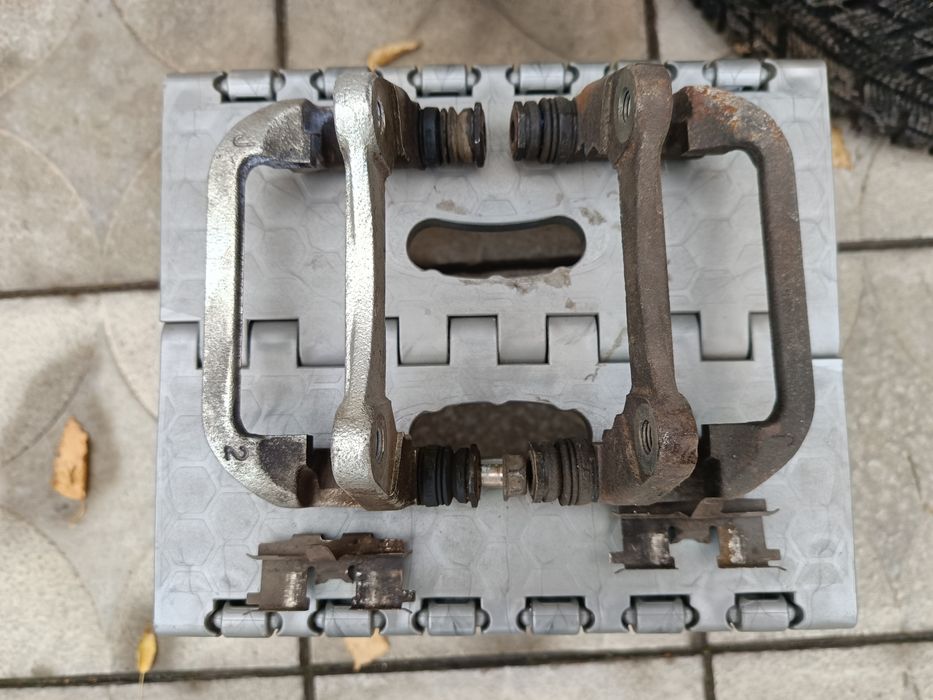 Скобы заднего суппорта Chevrolet Lacetti