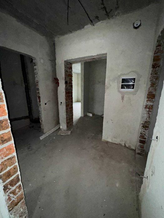 Продається двокімнатна квартира з гаражем у ЖК “Долина троянд”