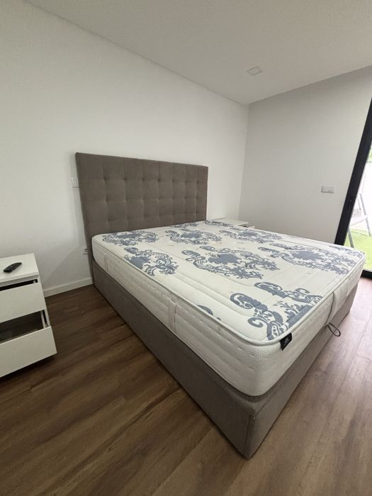 Cama de casal com arrumação