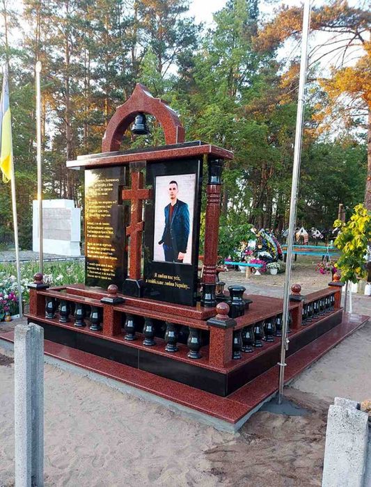 Пам'ятники з кар'єру склад у Луцьку