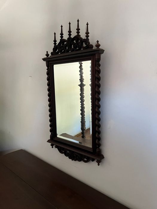Mobília de quarto em madeira trabalhada