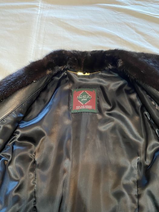 Casaco de couro comprido com colar de pêlo