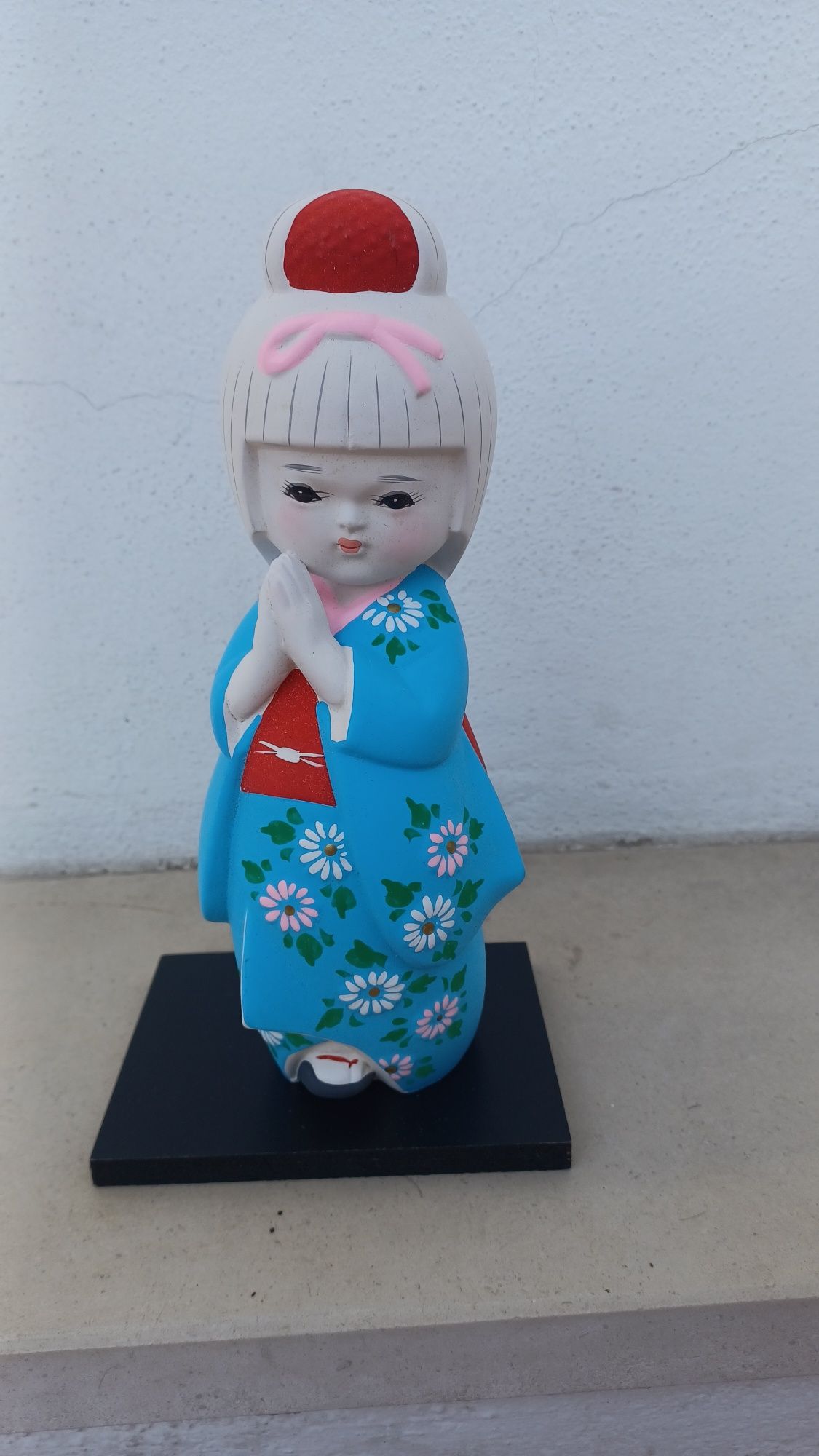 Figura de Gueixa em porcelana pintada