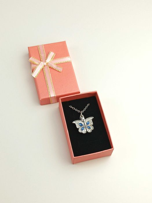 Nowy srebrny naszyjnik z otwieraną zawieszką motyla z sercem w środku