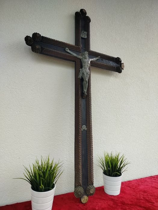 Stary duży drewniany krzyż tramp art