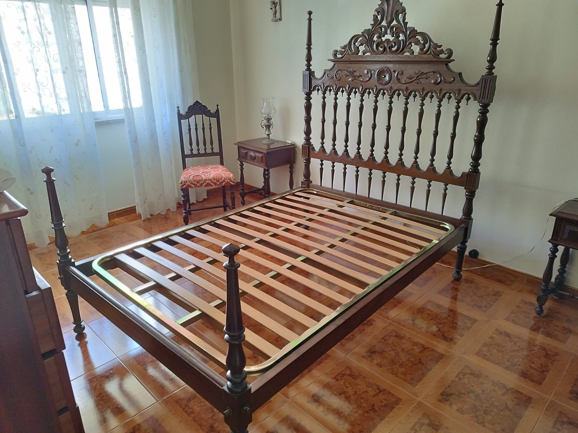 Cama casal antiga