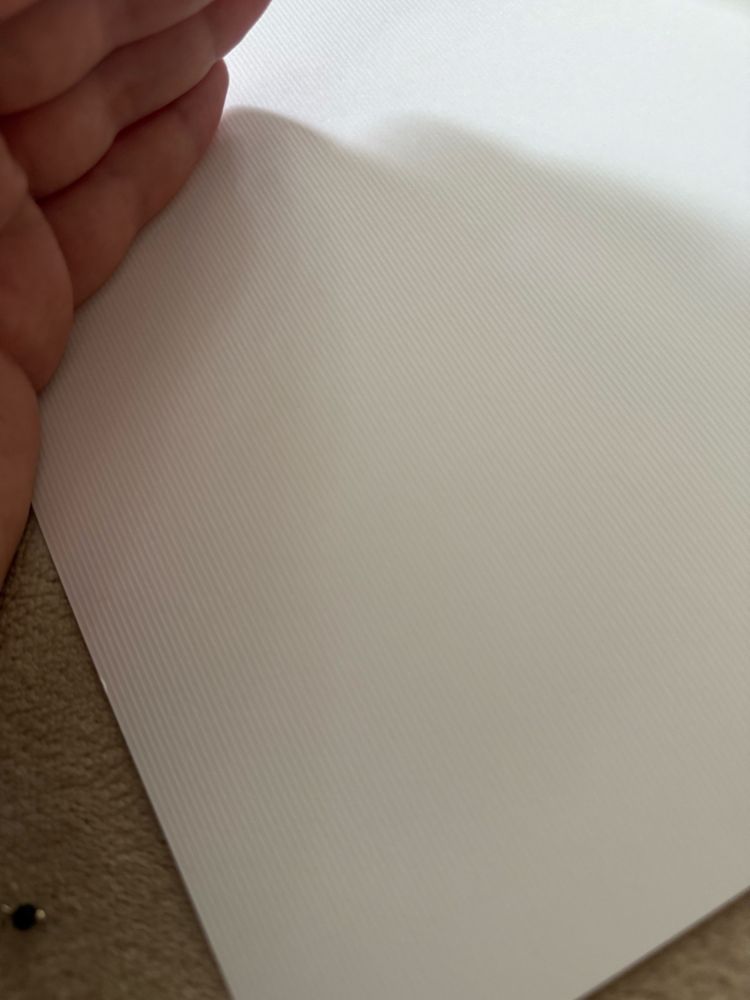 Prążkowany nowy biały papier do zaproszeń ślubnych