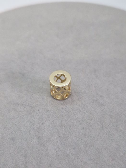 Złoty charms ażurowy walec
