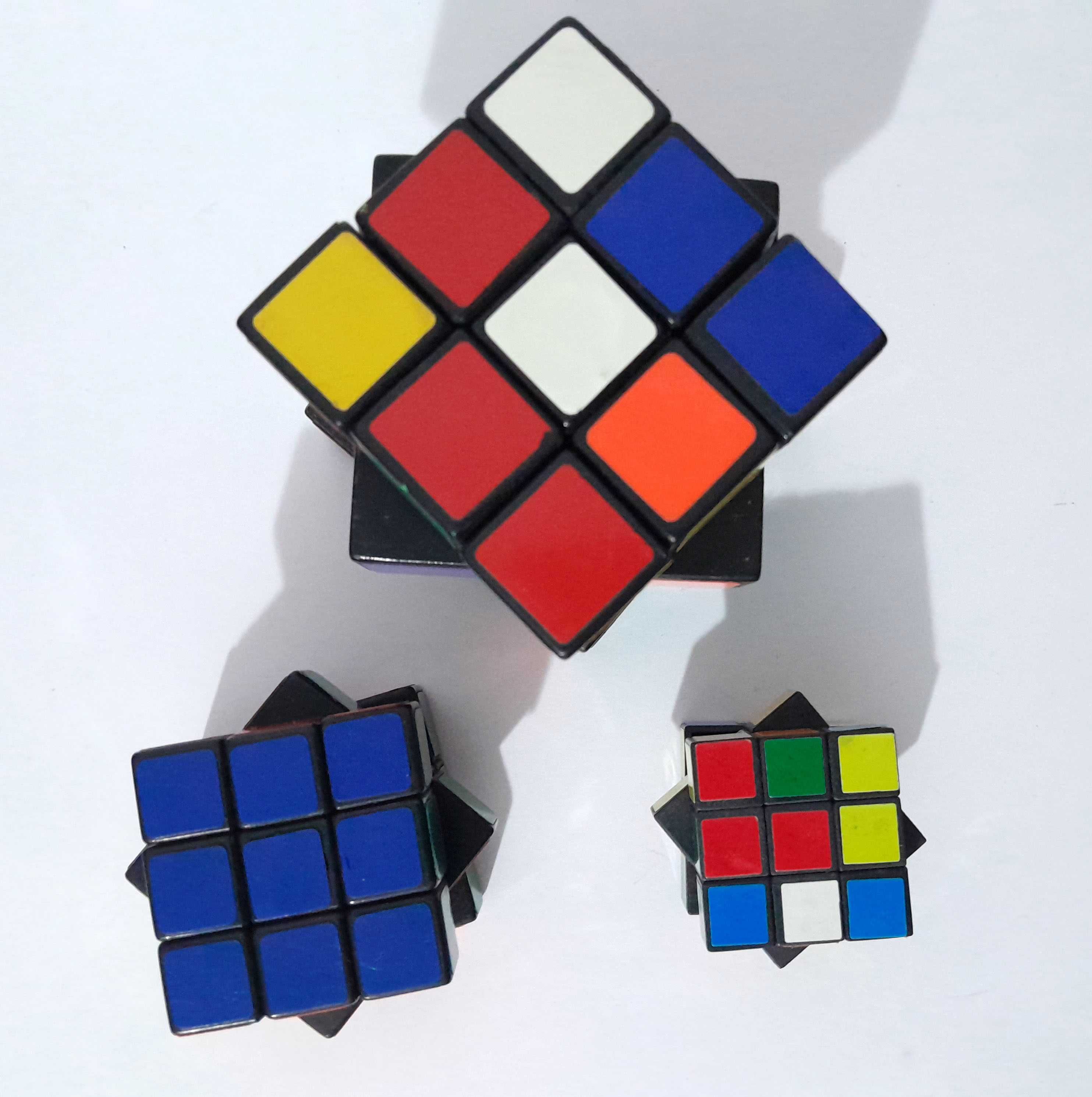 3 Cubos Mágicos 3x3x3 - Tamanhos Normal, Médio e Mini (Anos 80/90)