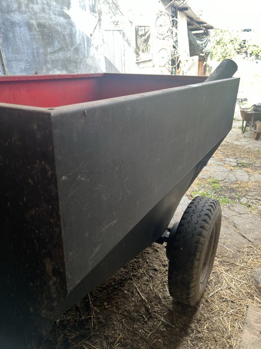 Reboque transportador de uvas com bomba de elevação