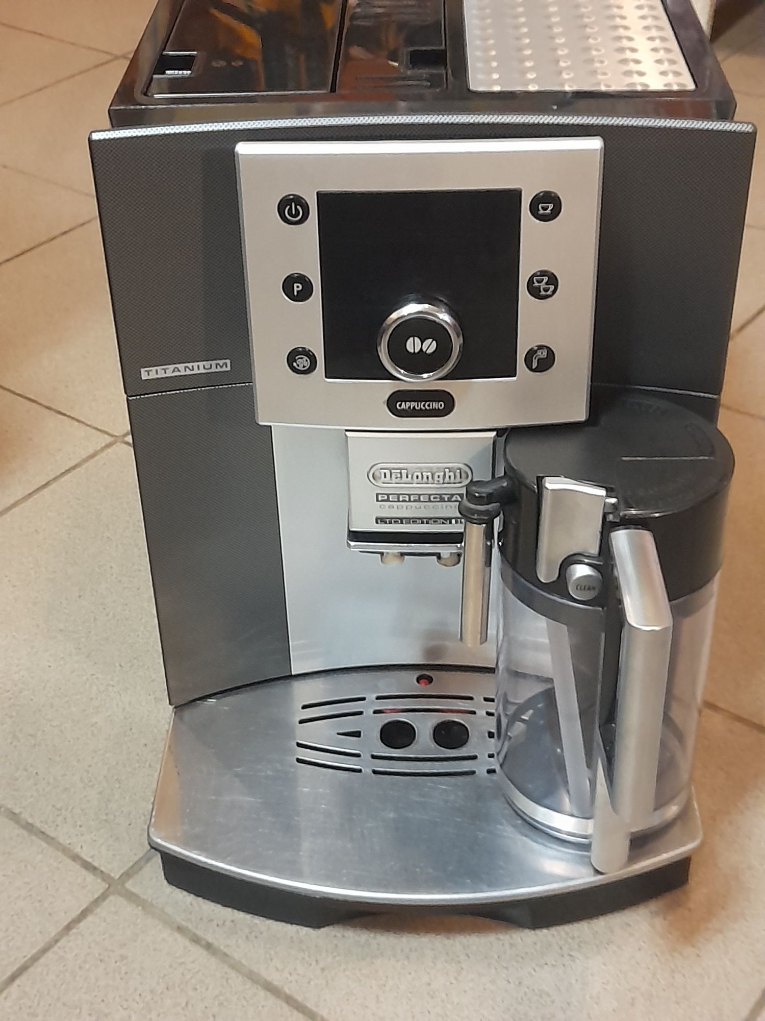 Кавоварка Delongi ESAM-5500