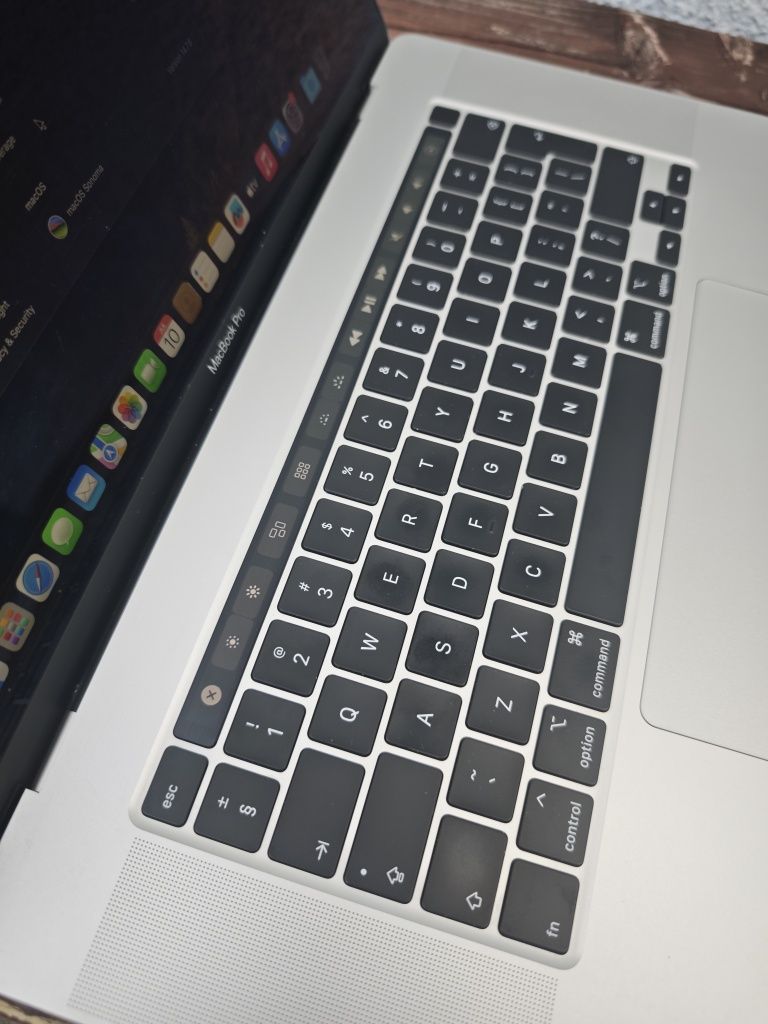 MacBook PRO A2141 I7 16gb ram  512gb 16 cali srebrny 190 cykli 2021