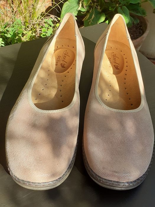 Damskie skórzane czółenka w kolorze beżowym