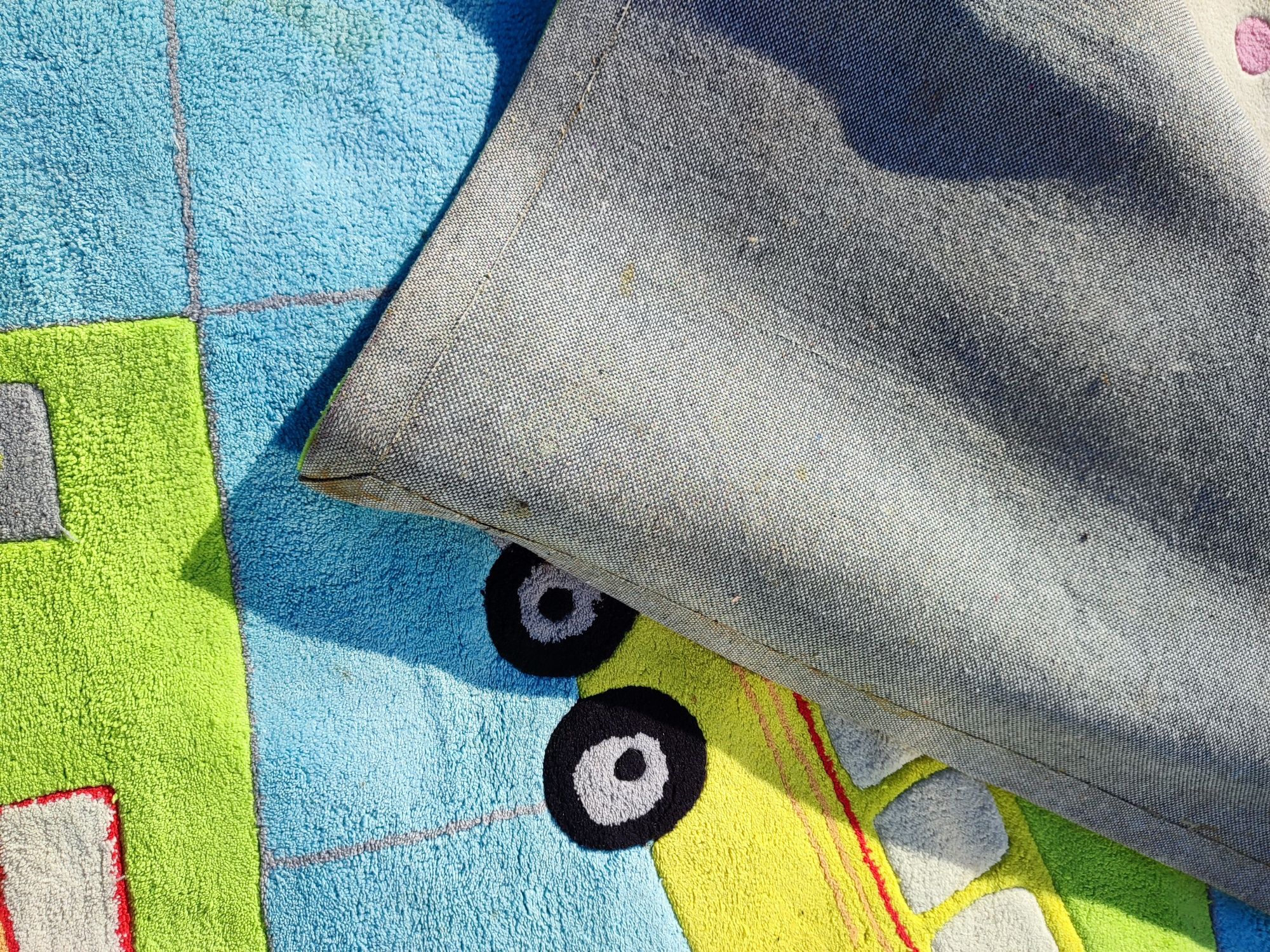 Śliczny kolorowy dywan do pokoju chłopca auta