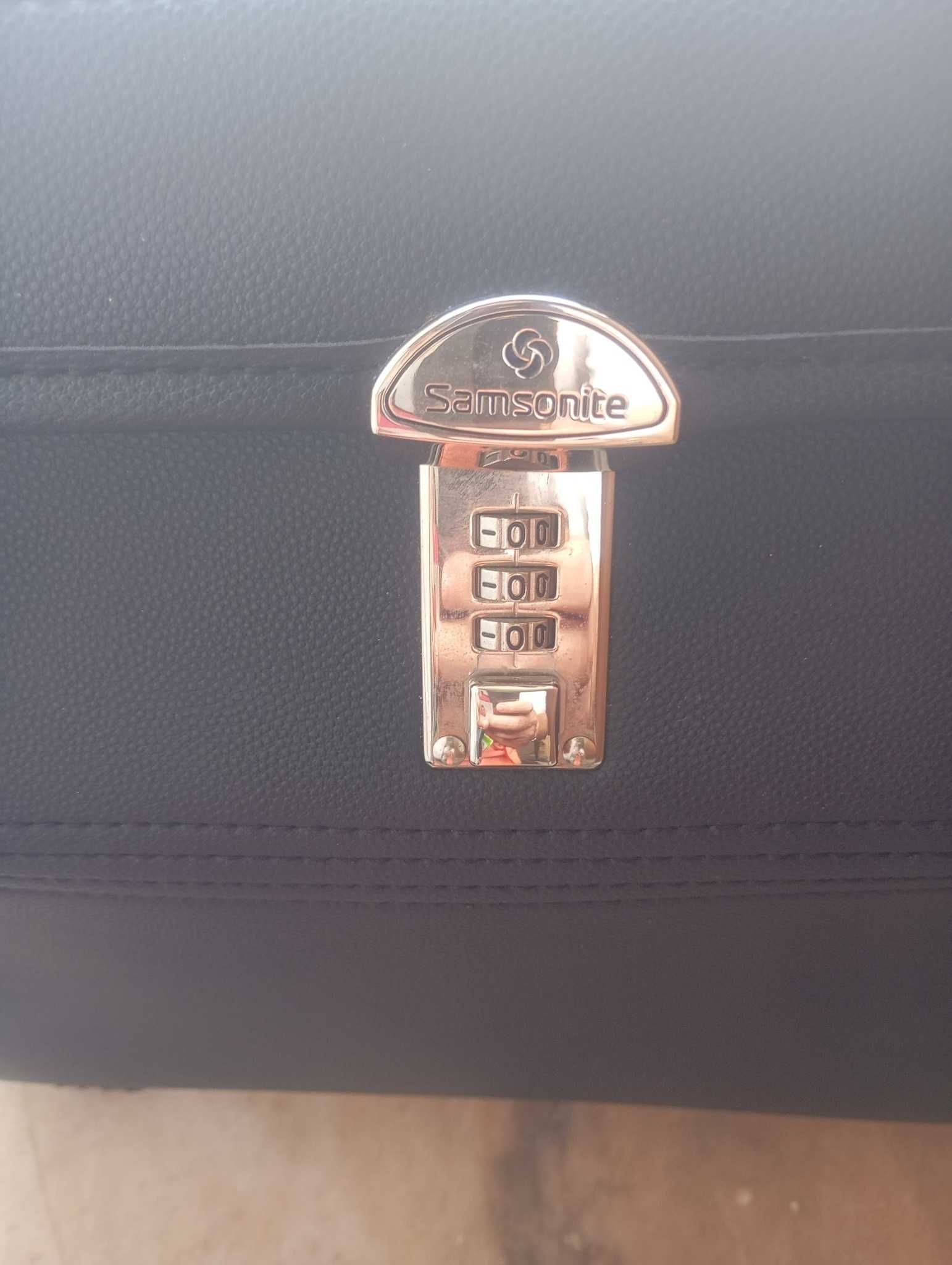 bonita mala preta com rodas em pele genuína da marca SAMSONITE.