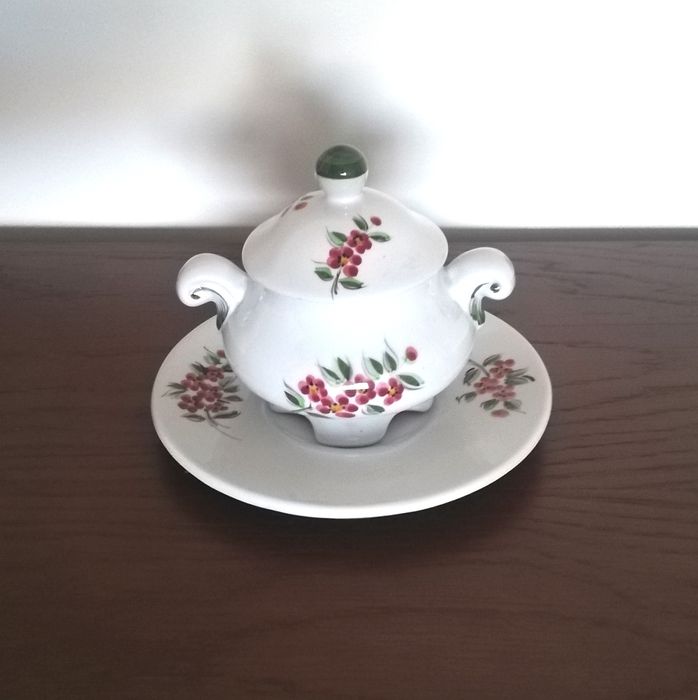 Terrina e prato vintage, com motivos florais