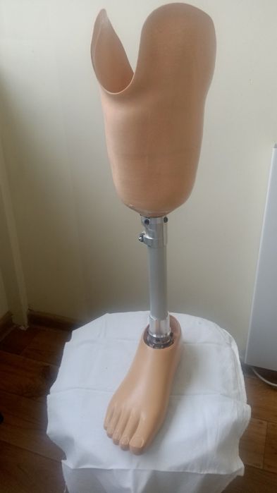 Протези для правої ноги, нижче коліна