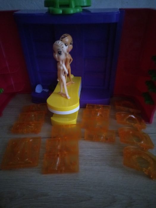 Zabawka -ubieraj lalkę wyciskanki