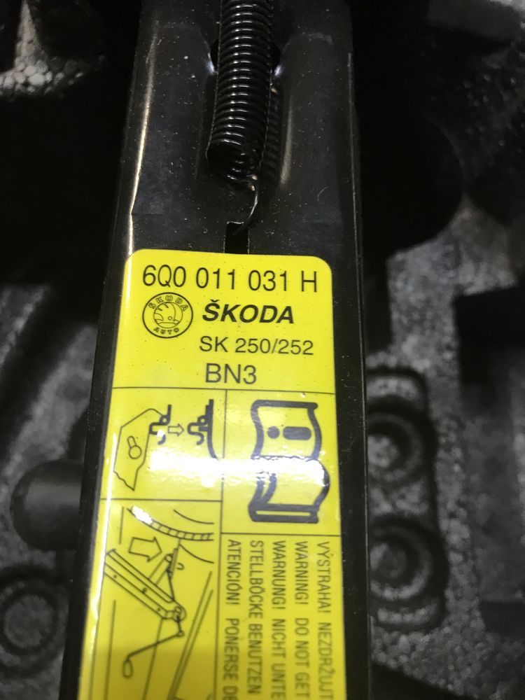 wkład koła zapasowego skoda fabia vw seat lewarek hak klucz