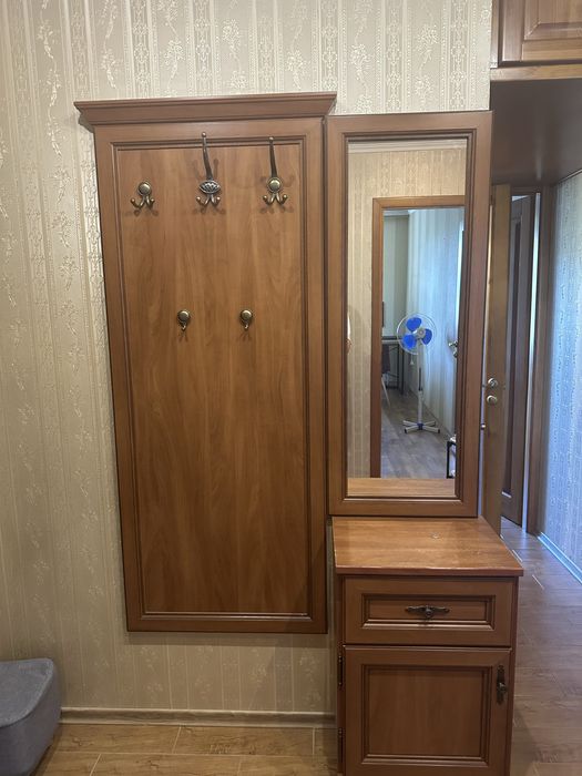 Прихожая с зеркалом. Передпокій з дзеркалом