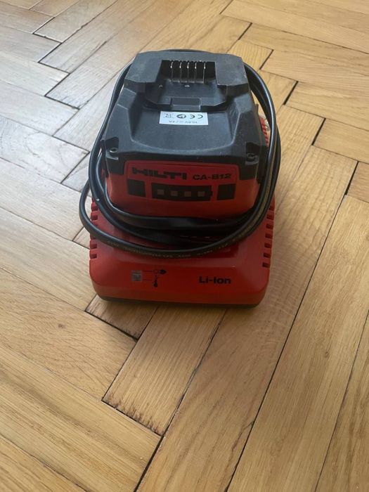 Інструменти, шуруповерт, акумуляторні батареї, зарядна станція