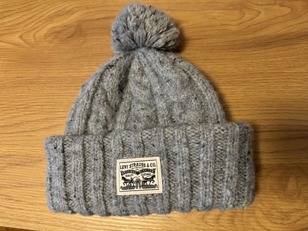czapka levi beanie z pomponem i naszywką wełna