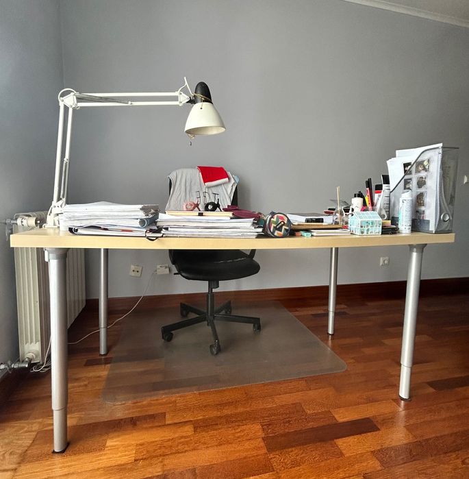 Secretária IKEA com pés reguláveis