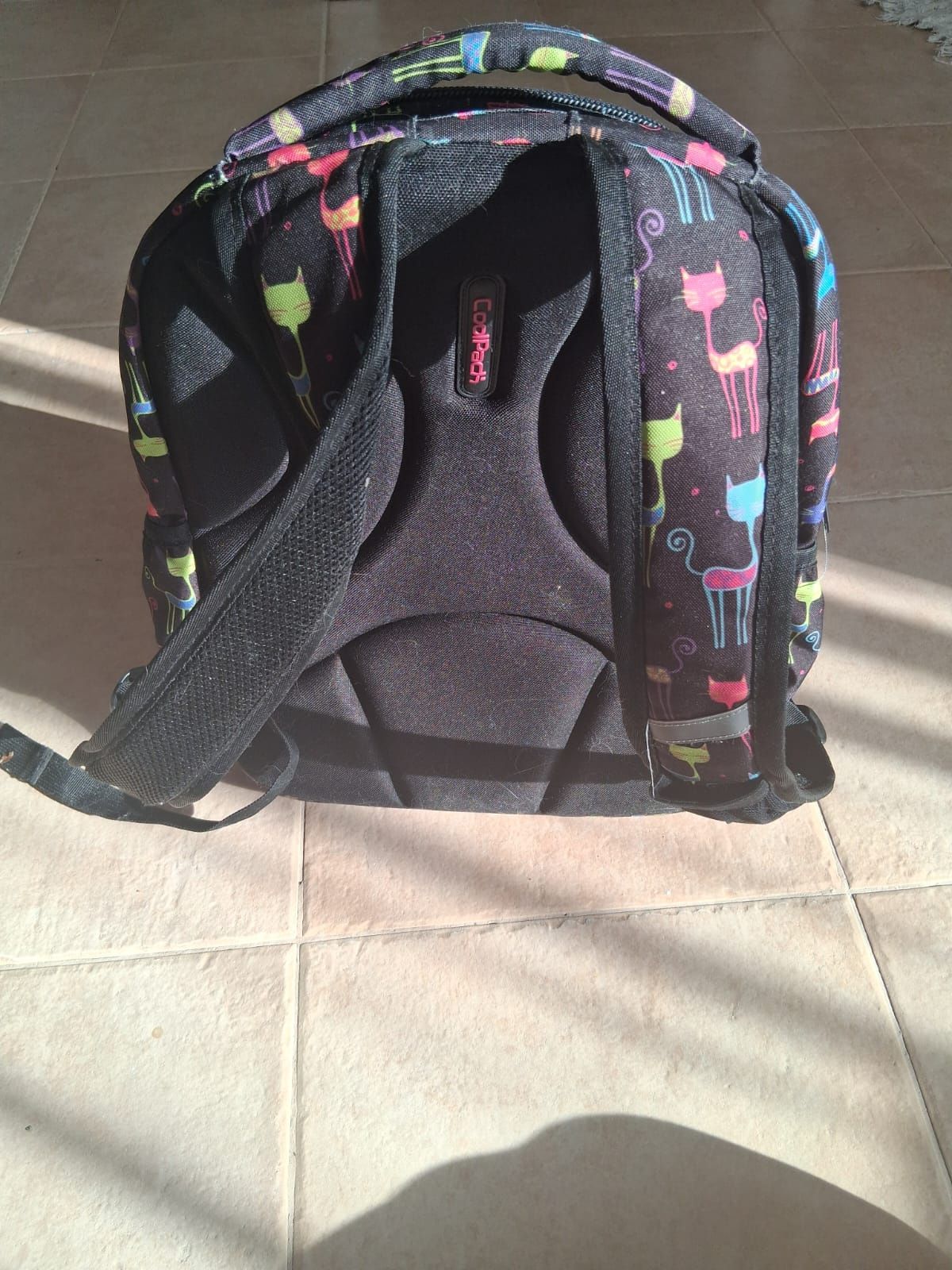 Mochila escolar marca Coolpack com padrão de gatos