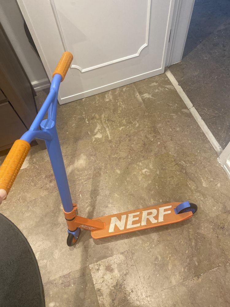 Trotinete Nerf impecável