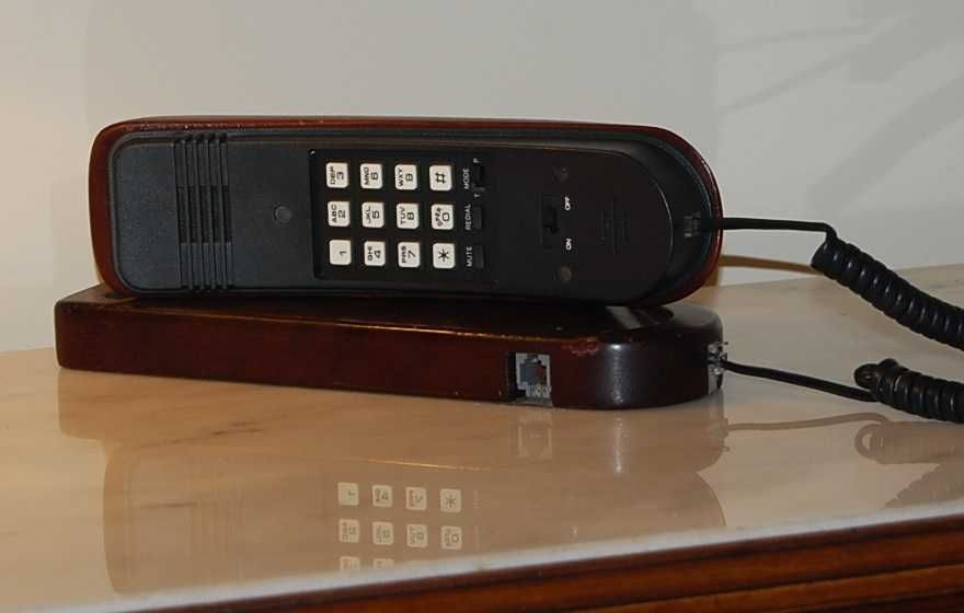 Telefone "Columbia HT786" - peça já "vintage"