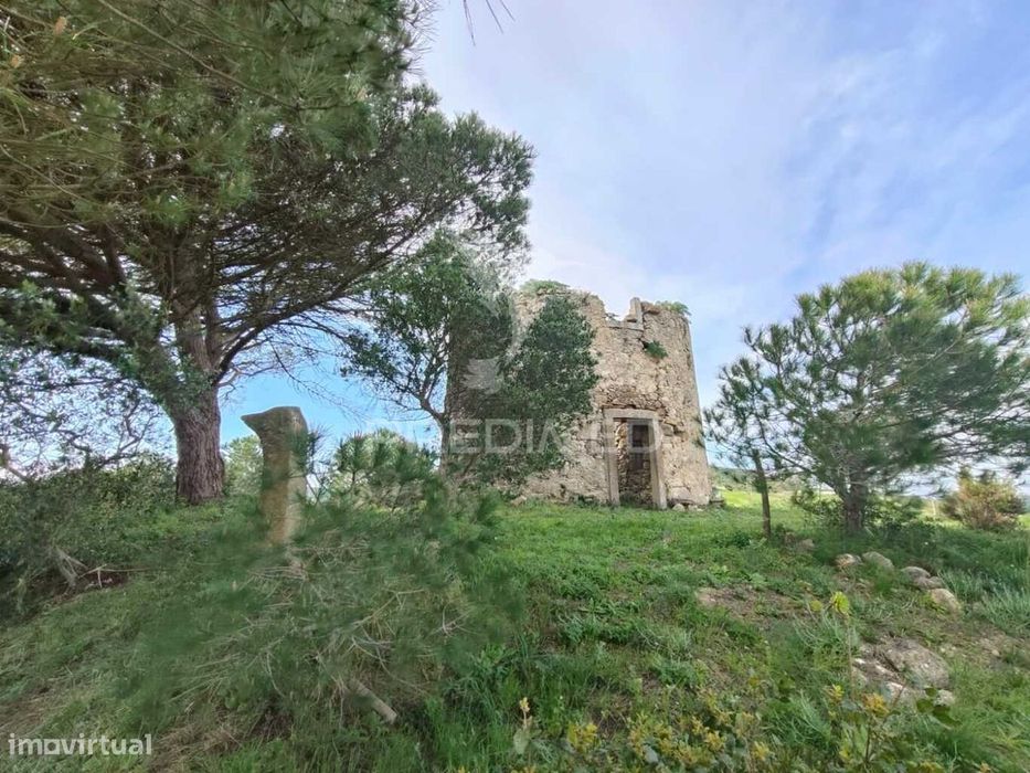 Terreno Urbano com Ruína de Moinho - Alenquer