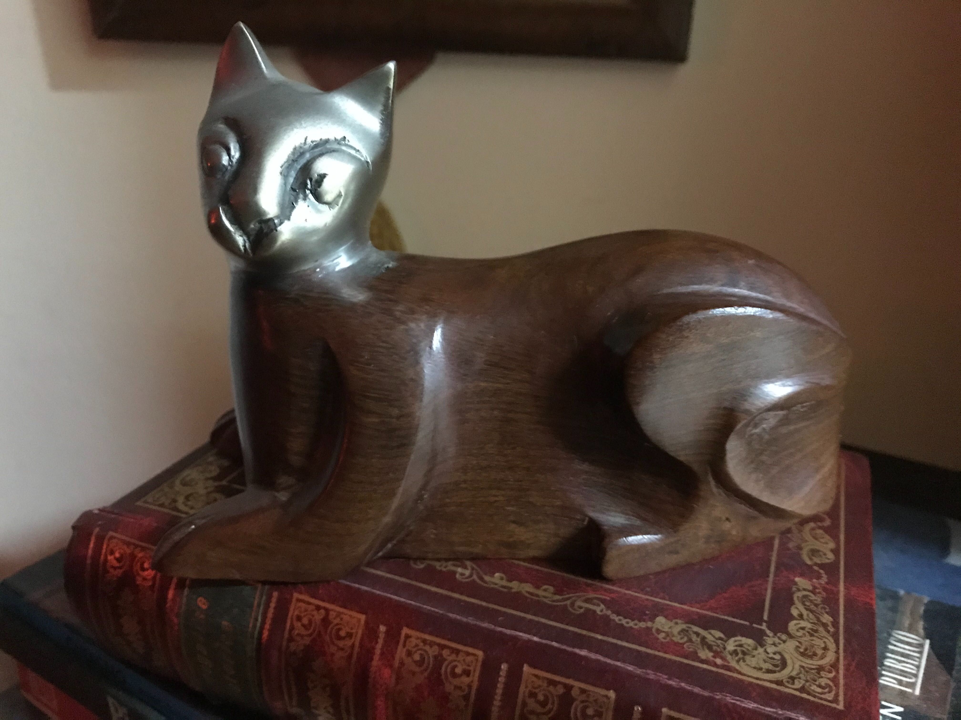 Estatueta de Gato em madeira maciça de cerejeira e estanho.