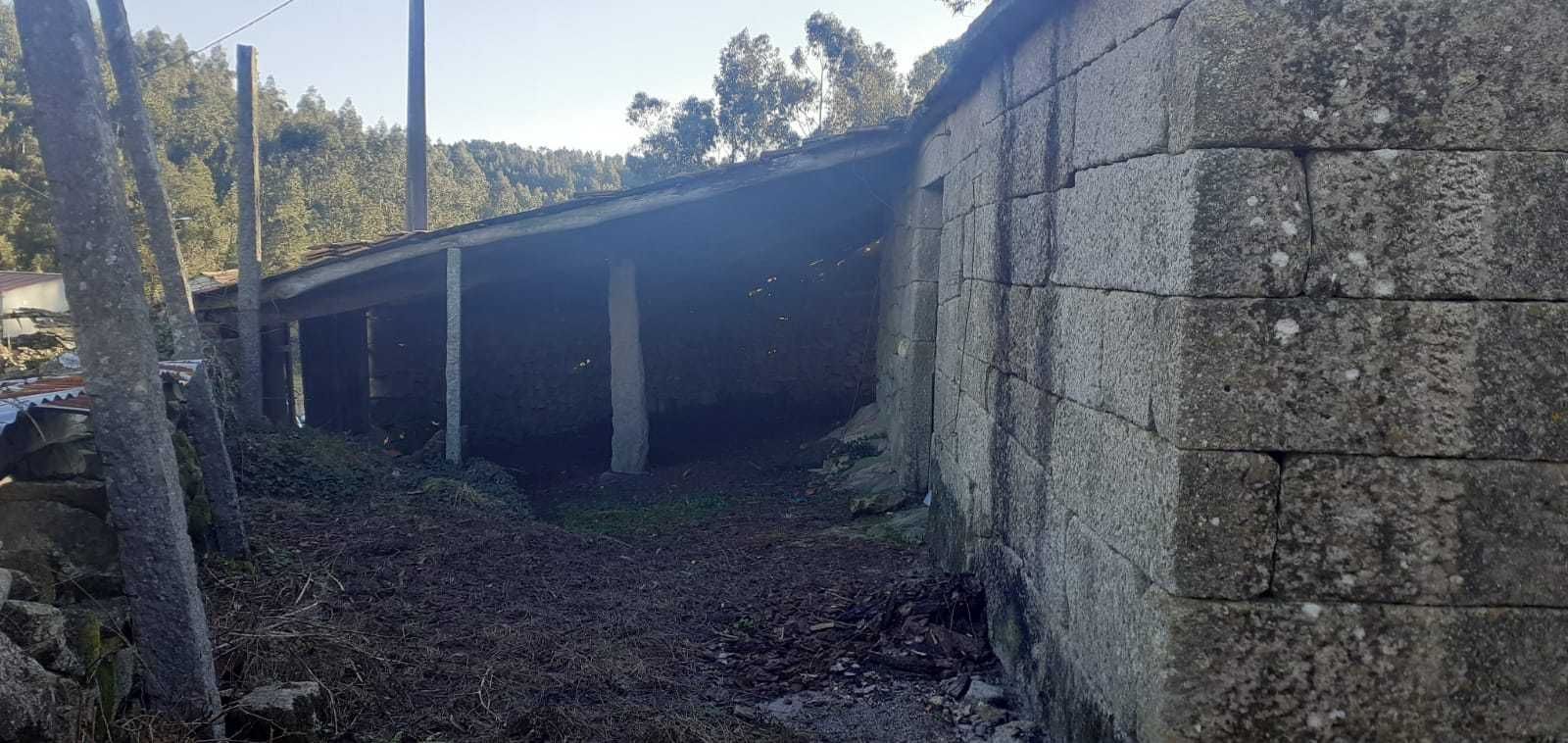 Terreno rural com casa antiga